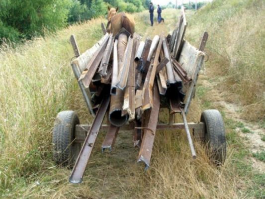 Trei hoți de fier vechi din Șcheia s-au răsturnat cu căruța după ce au fost prinși în flagrant de un bărbat din Ipotești