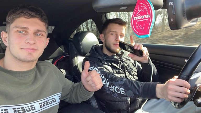 Doi tineri din Iaslovăț care nu credeau că în Ucraina este război au mers la Kiev să se convingă cu proprii ochi: „Ne-a oprit soldatul la un checkpoint şi i-am dat paşapoartele o început să se bombardeze chiar lângă noi”