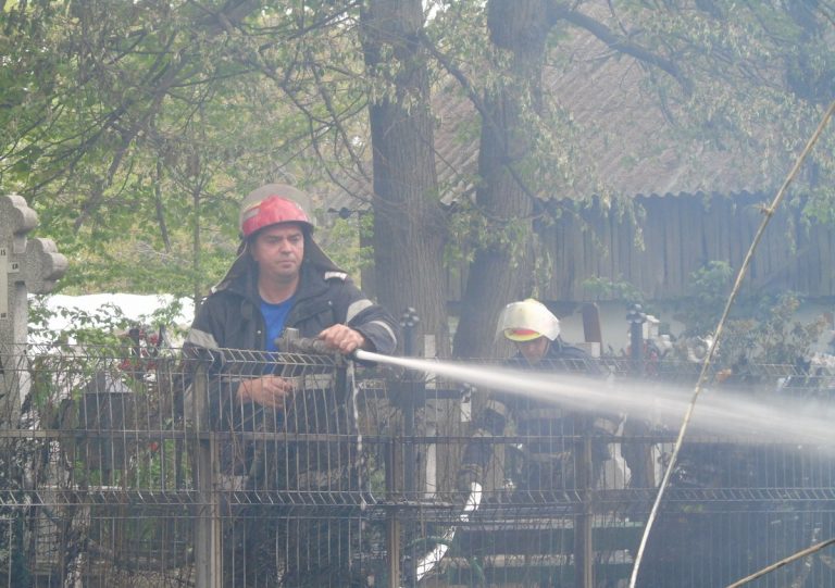 Gardul unei biserici din Mușenița a luat foc de la un incendiu de vegetație uscată