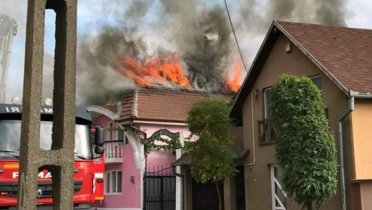 O casă din Vicovu de Sus a luat foc de la un televizor
