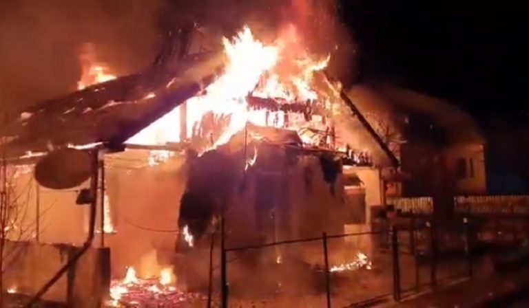 O gospodărie din Cacica a fost distrusă de un incendiu puternic. Șase oi și un porc au pierit în urma deflagrației
