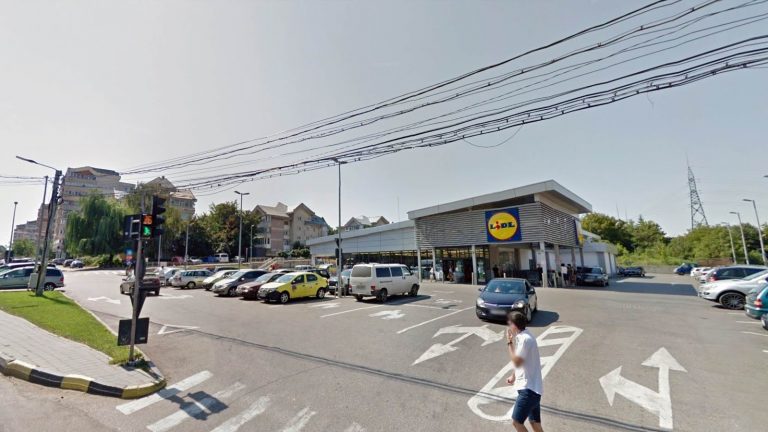 Un bărbat care a băut o sticlă de votcă a început să se plimbe cu mașina prin parcarea magazinului Lidl Obicini