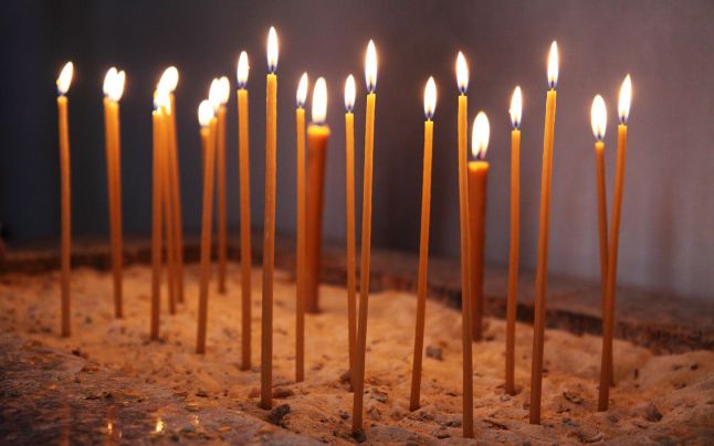Un credincios a atras atenția asupra faptului că o Parohie din județ nu folosește lumânări de la Arhiepiscopia Sucevei și Rădăuților: „Vom continua cercetările”