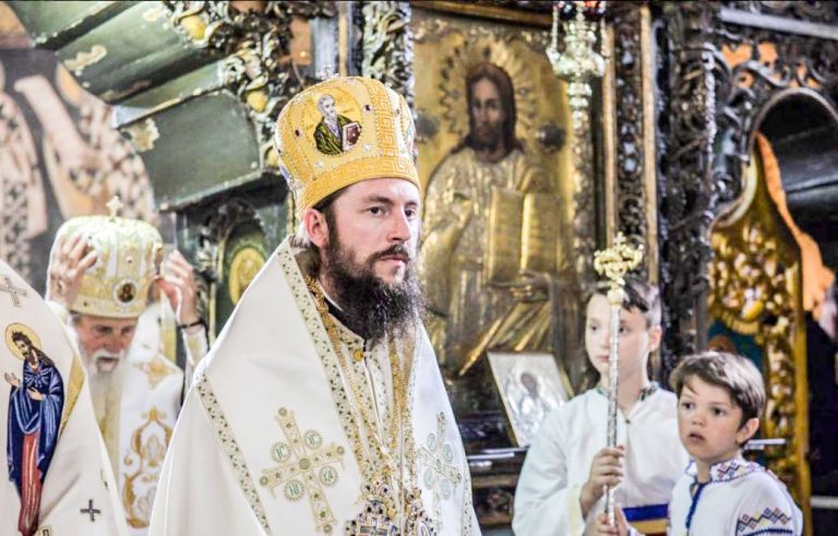 ÎPS Calinic, despre mitul că preoții au haine de aur: „Dacă veșmintele ierarhilor, ale preoților și ale diaconilor ar fi din aur, ca pe vremea Sfântului Voievod Ștefan cel Mare, ar trebui ca Biserica să cumpere Roșia Montană”