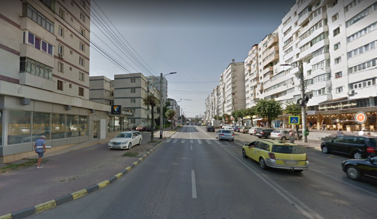 Femeie lovită de o mașină pe trecerea pentru pietoni din fața Pizzeriei Luca din George Enescu