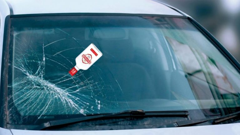 O bețivancă ce și-a aruncat pe geam sticla goală de votcă a spart parbrizul unei mașini parcate lângă un bloc din Burdujeni