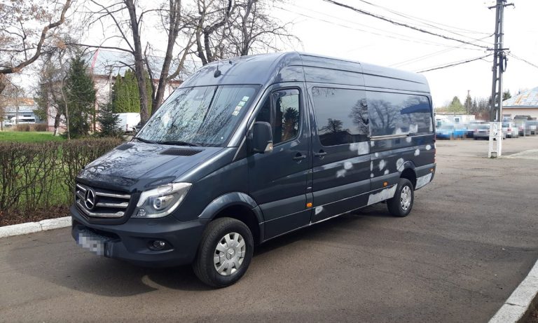 FOTO Un microbuz  în valoare de 20.000 de euro, căutat de autorităţile din Norvegia, a fost găsit la Rădăuți