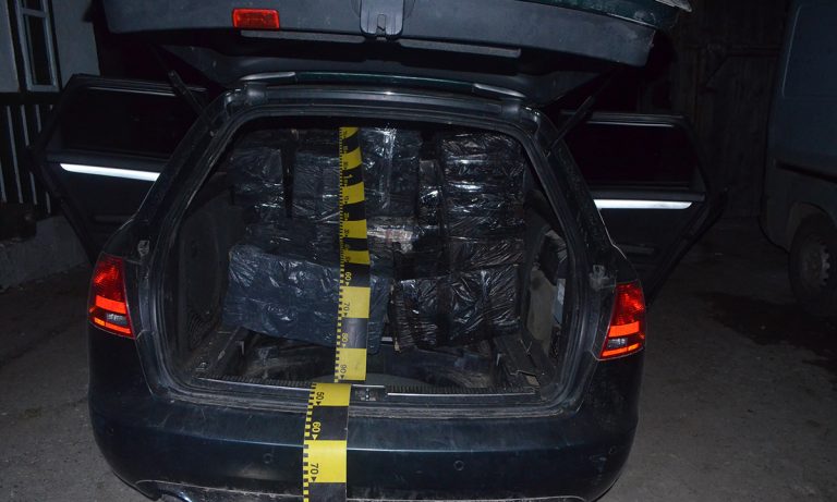 FOTO Două mașini burdușite cu țigări de contrabandă în valoare de peste 230.000 de lei au fost descoperite într-o curte abandonată din Vicovu de Jos