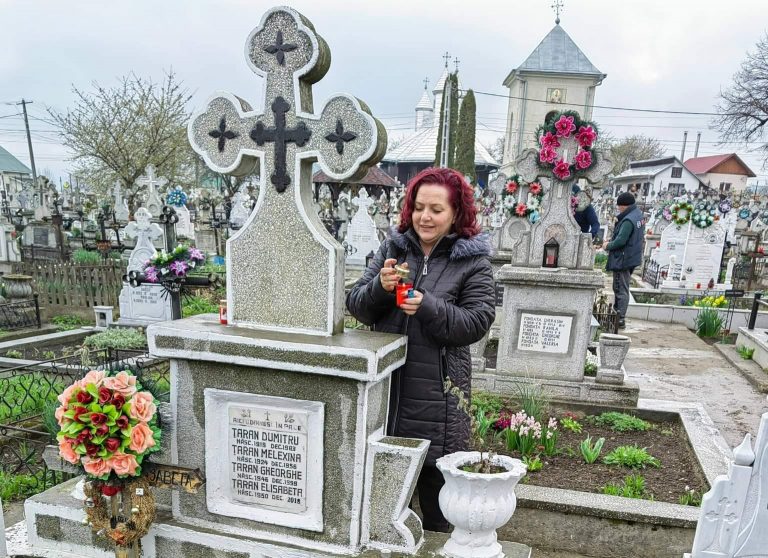 FOTO Candele aprinse la fiecare mormânt din cimitirul satului Berchișești de către primarul Violeta Țăran și o echipă de voluntari: „Este pentru al treilea an consecutiv în care am organizat această acțiune, cu ocazia Învierii Domnului, în memoria localnicilor care nu mai sunt printre noi”