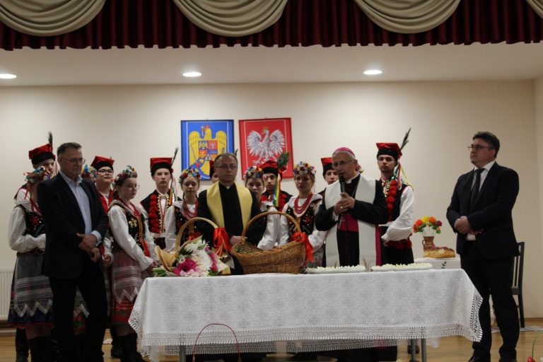 FOTO Ceremonialul împărțirii cu oul sfințit a fost reluat după doi ani de pauză în comunitatea polonă de la Solonețu Nou: „Este o tradiție poloneză veche de secole pe care emigranții polonezi au adus-o când au venit pe meleagurile Bucovinei”