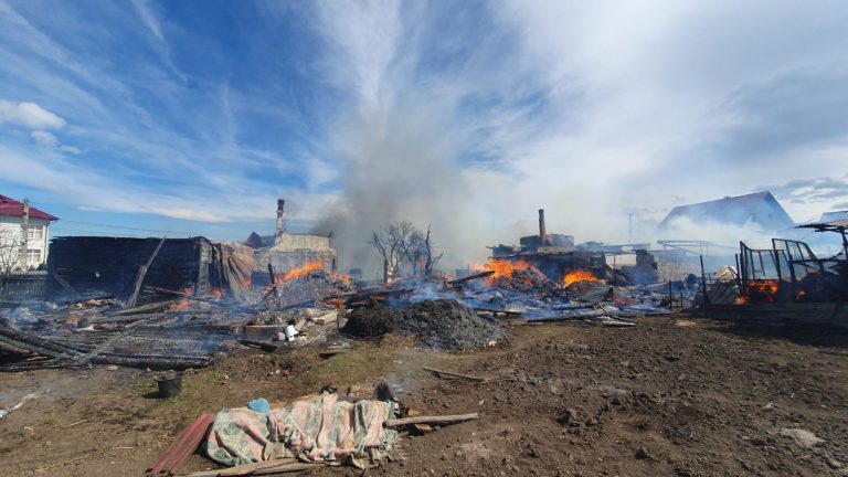 VIDEO FOTO Trei gospodării din Marginea au fost distruse de un incendiu extrem de puternic