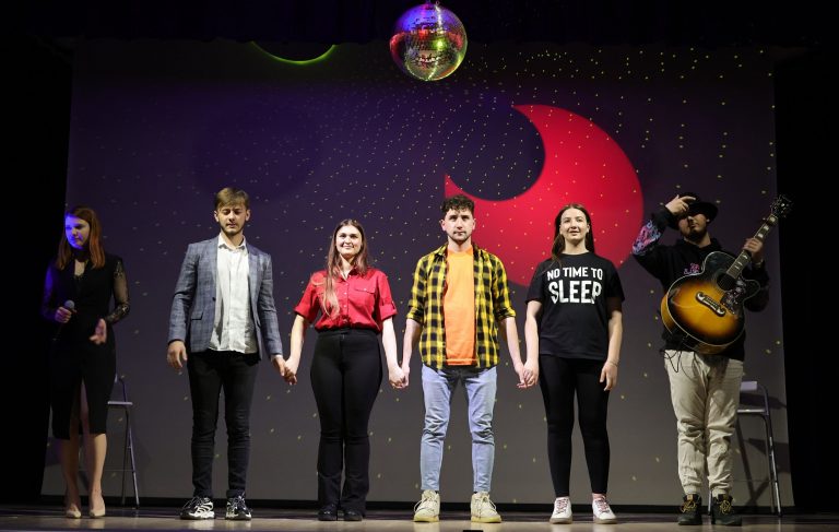 Fabulinus, trupa de teatru a Universității „Ștefan cel Mare” Suceava și a Casei de Cultură a Studenților Suceava, invită publicul sucevean la o nouă premieră