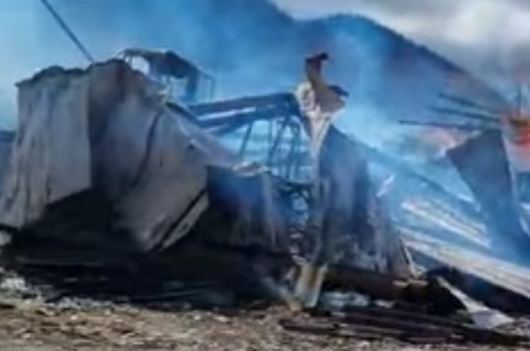 Incendiu de proporții izbucnit la un gater din Izvoarele Sucevei. O hală plină cu utilaje a fost făcută scrum