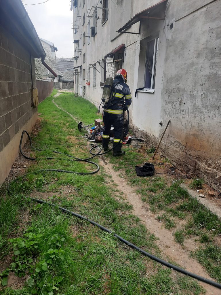 UPDATE FOTO Incendiu care a cuprins o garsonieră dintr-un bloc de pe strada Jean Bart a pornit de la o candelă lăsată aprinsă