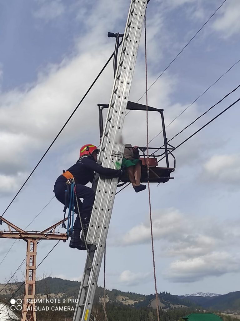 VIDEO FOTO 51 de persoane au rămas aninate în Telescaunul de la Vatra Dornei după ce un inconștient s-a izbit cu un autoturism de teren într-un scaun al instalației de transport