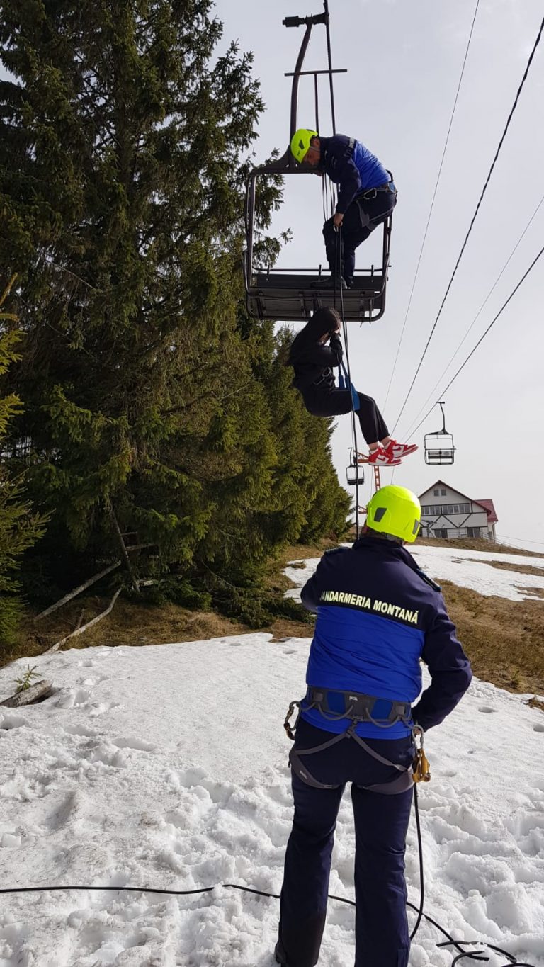 UPDATE VIDEO FOTO 20 din cei 50 de turiști rămași blocați în telescaunul Vatra Dornei au fost dați jos de pompieri și jandarmii montani