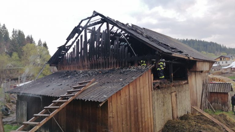 FOTO Un grajd dintr-o gospodărie din Slatina a fost incendiat intenționat