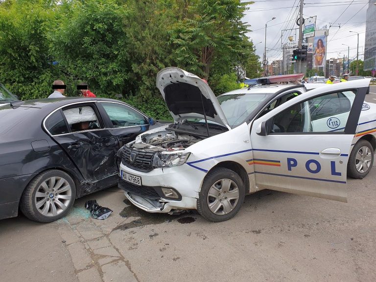 Un șofer rupt de beat s-a izbit frontal cu BMW-ul într-o autospecială de poliție, la Preutești. Polițiștii au fost nevoiți să-i spargă geamul de la mașină pentru că refuza să coboare din vehicul