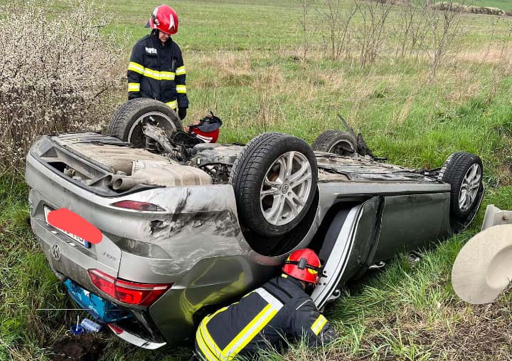 VIDEO FOTO Doi adulți și două fetițe de 2 și 3 ani din Suceava au fost răniți într-un accident produs în județul Cluj