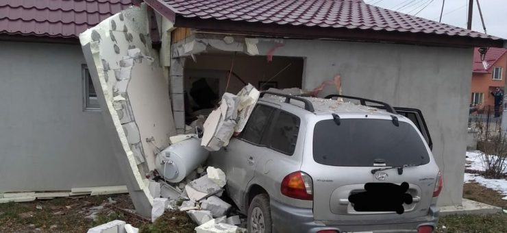 Un minor din Voitinel a distrus cu mașina șopronul unui cetățean din Vicovu de Jos
