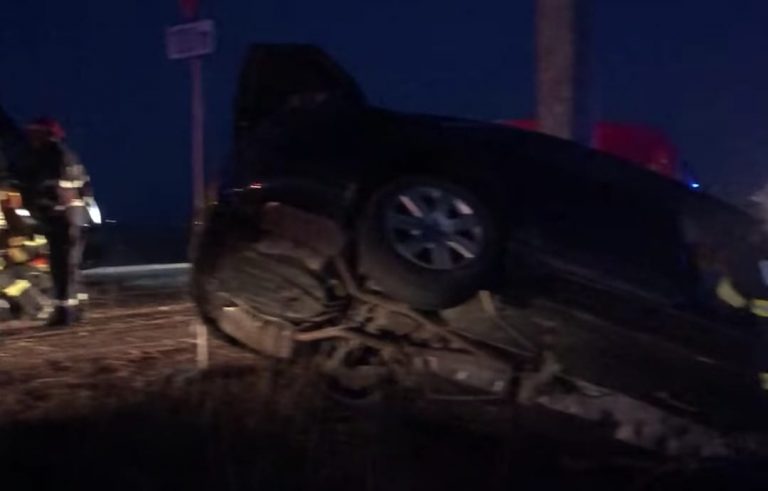 Un tânăr Straja, care nu are permis de conducere, a ajuns cu mașina într-un șanț din Frătăuții Vechi după ce s-a luat la întrecere cu polițiștii