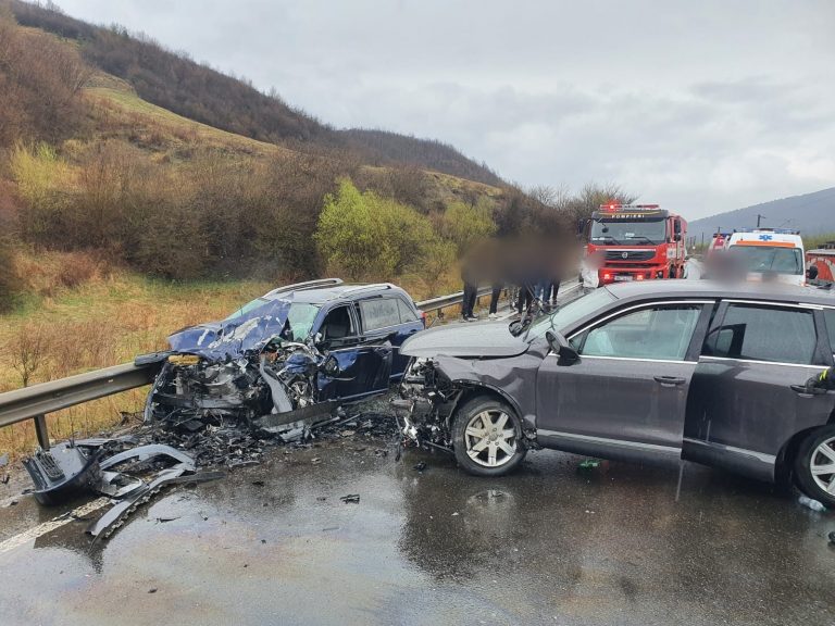 FOTO Două femei au rămas încarcerate în urma unui accident rutier produs la Gura Humorului