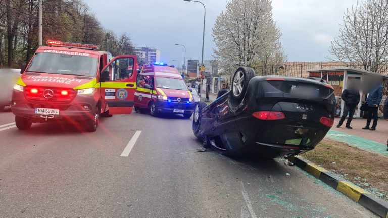 FOTO Accident între două mașini produs în față la IPJ Suceava. Un vehicul a rămas cu roțile în sus