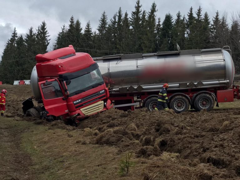 FOTO O cisternă a ajuns pe coclauri, la Poiana Stampei