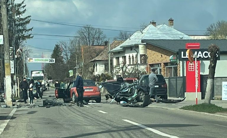 UPDATE FOTO O persoană a murit, iar alte două au fost transportate în stare gravă la spital, în urma cumplitului accident produs la Rădăuți