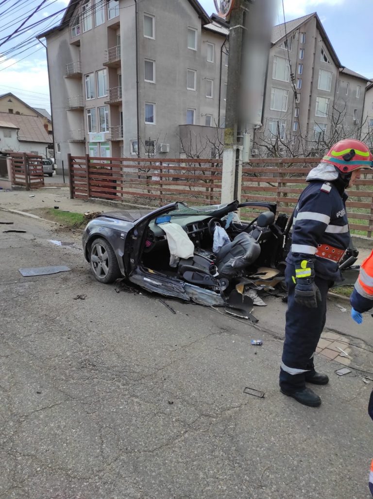 VIDEO FOTO Un tânăr de 18 ani a murit, iar alți doi de 19 și 21 de ani se zbat între viață și moarte în urma cumplitului accident de la Rădăuți