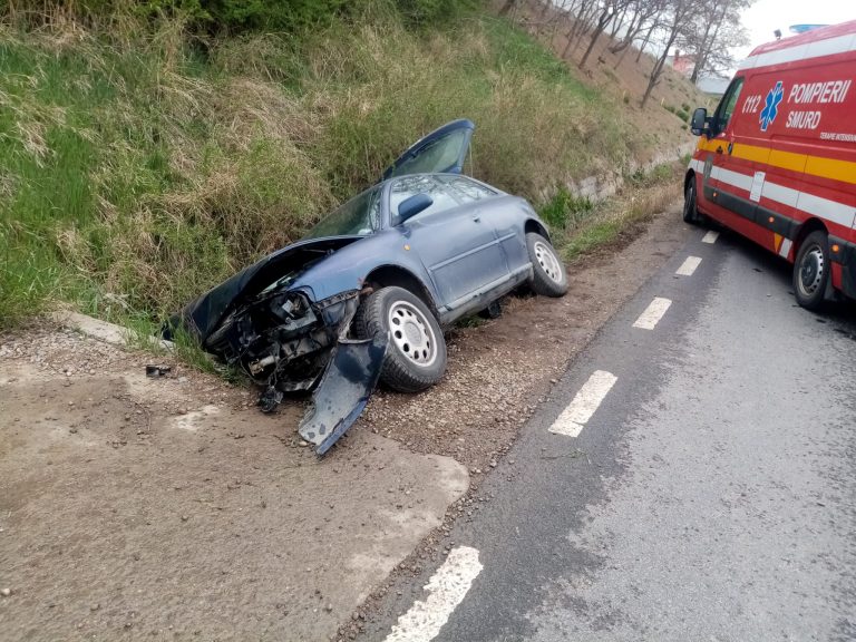 FOTO Trei persoane au fost rănite după ce s-au izbit cu mașina într-un podeț, la Salcea