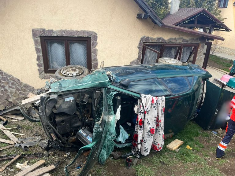 FOTO O mașină a plonjat în curtea unei gospodării din Șaru Dornei. Cei doi ocupanți ai vehiculului au scăpat ca prin minune nevătămați