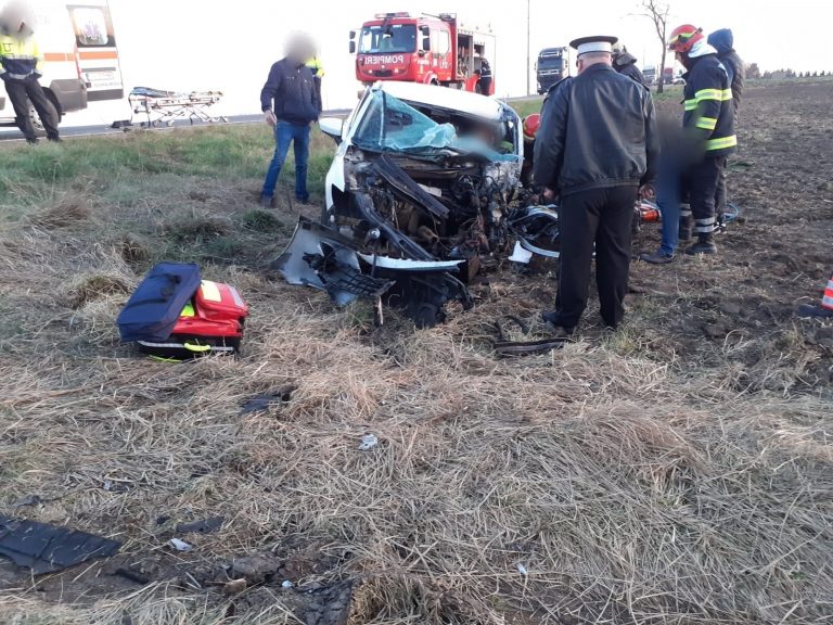 VIDEO FOTO Accident grav produs la intrare în orașul Siret între o mașină și un TIR. Traficul rutier este bloc pe ambele sensuri pe E 85