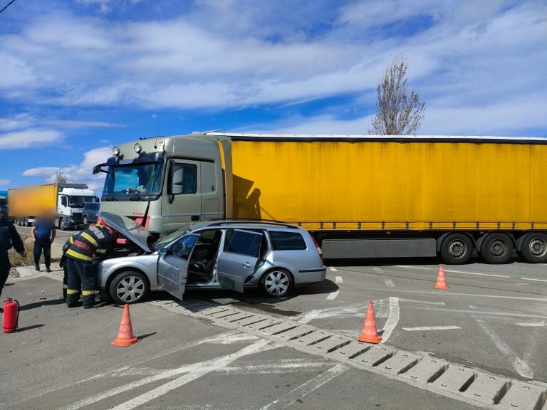 FOTO Accident între un TIR și o mașină produs la Spătărești