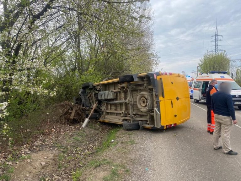 FOTO Un bărbat din Liteni și-a băgat soția și cinci dintre copii în spital după ce a produs un accident la Verești