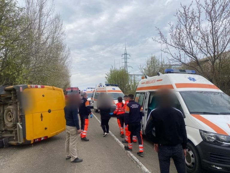 FOTO Un adult și cinci copii au ajuns la spital după ce s-au răsturnat cu microbuzul, la Verești