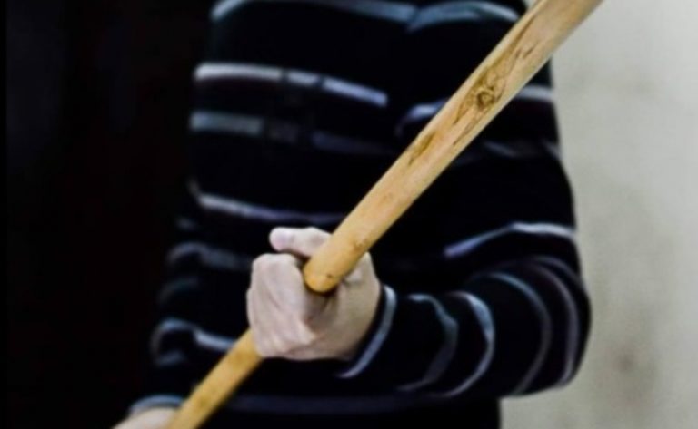 Un sucevean a fost păruit de nepotul amicului său de pahar care i-a reproșat că îl alimentează cu băuturi alcoolice pe unchiul lui