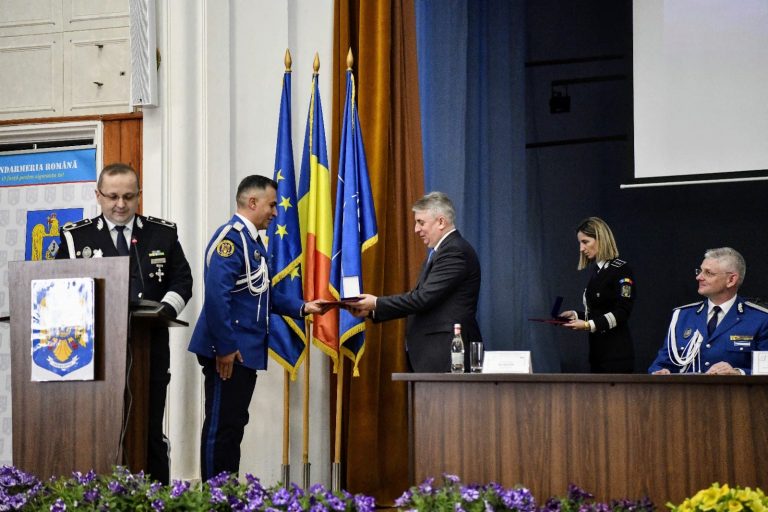 FOTO Emblema de Onoare a Ministerului Afacerilor Interne conferită Jandarmeriei Suceava
