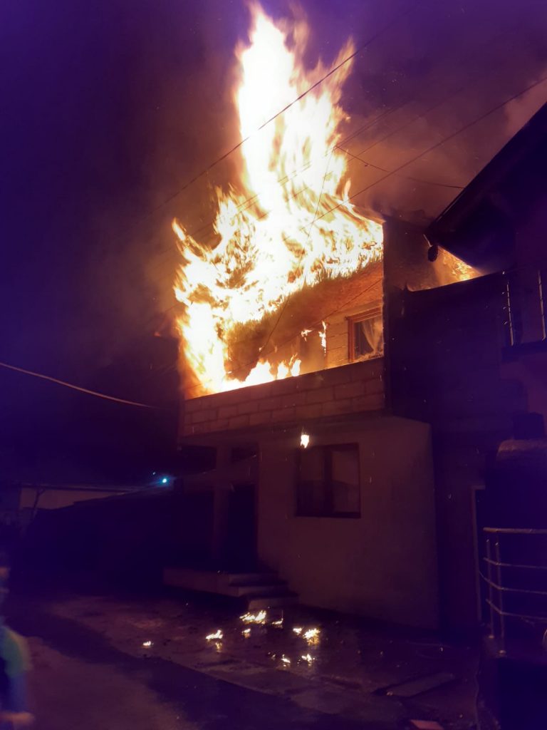 VIDEO FOTO Trei gospodării din Bosanci au fost cuprinse de un incendiu puternic