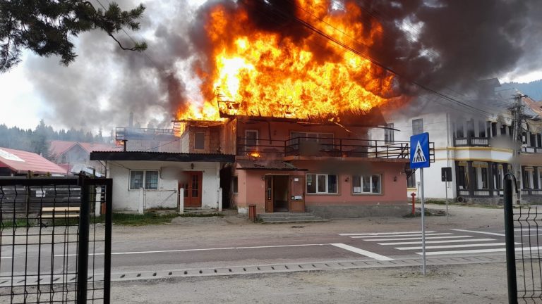 FOTO O clădire din Broșteni a luat foc de la coșul de fum necurățat