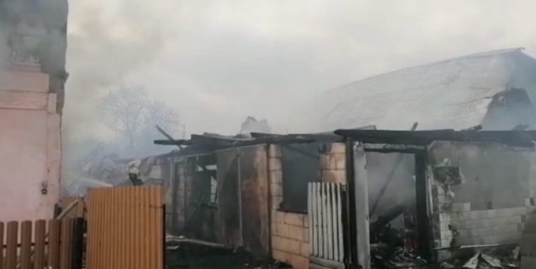 VIDEO O femeie a făcut stop cardiorespirator și a murit după ce i-a luat foc gospodăria, la Burla
