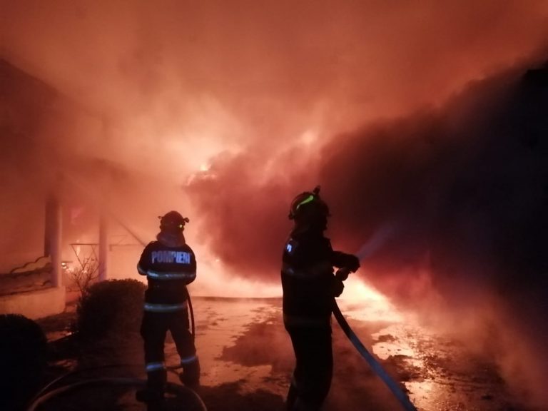 Un grajd din Văratec a fost făcut scrum de un incendiu puternic