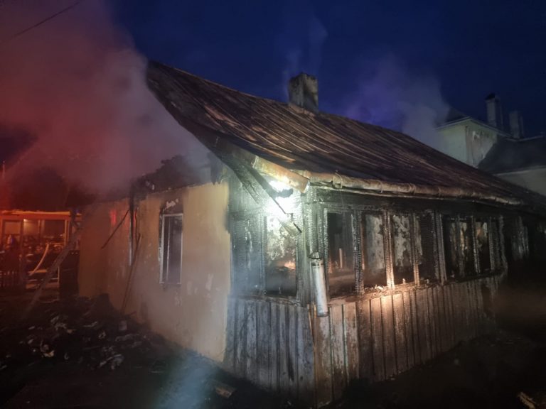FOTO O familie cu 6 copii a rămas pe drumuri după ce o casă din Rădăuți a luat foc