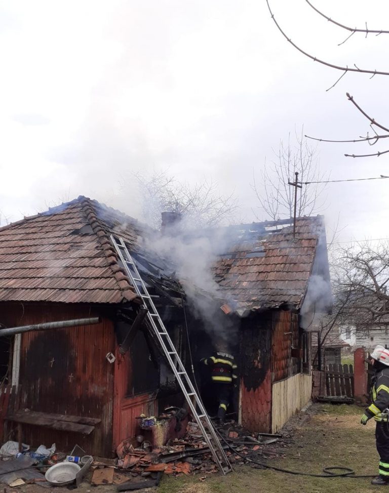 FOTO Un bărbat cu probleme locomotorii și sora lui cu dizabilități psihice au fost salvați de vecini după ce locuința lor din comuna Sadova a fost cuprinsă de flăcări