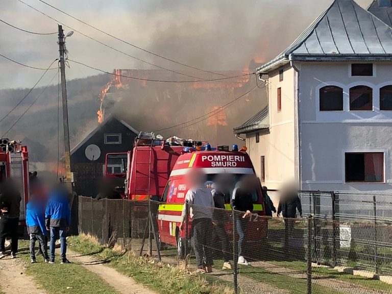 FOTO Un incendiu de proporții a produs pagube însemnate în două gospodării din Straja. Zeci de animale au pierit în deflagrație