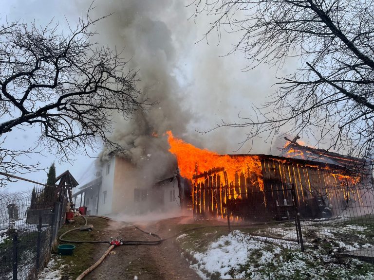 FOTO Incendiu de proporții izbucnit la o casă din Stulpicani. O femeie a ajuns la spital