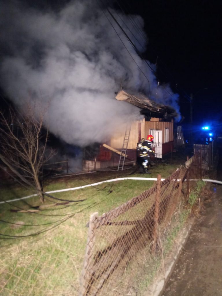 FOTO O gospodărie din Vama a fost incendiată intenționat