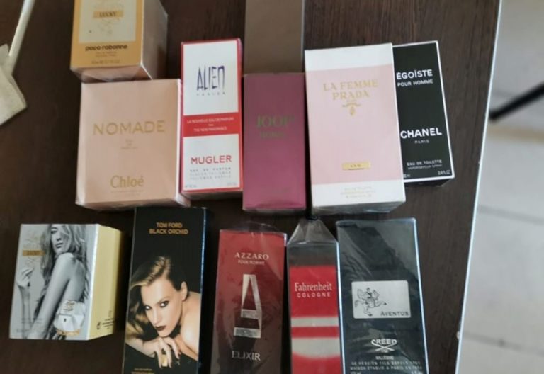 Parfumuri contrafăcute în valoare de aproape 120.000 de lei găsite la o bazaristă din Suceava în urma unor percheziții făcute de polițiști