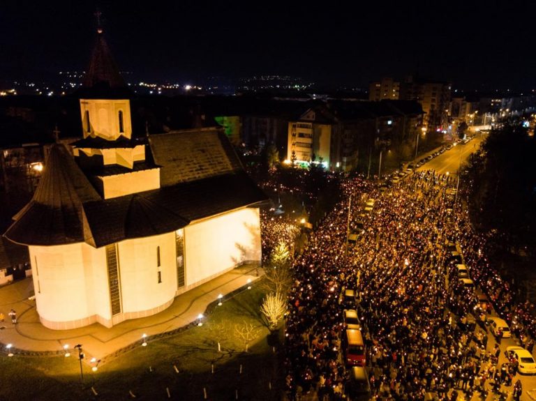 Mănăstirile și bisericile din județul Suceava au fost neîncăpătoare în noaptea de Înviere. Lumina Sfântă a adus bucurie în sufletele credincioşilor