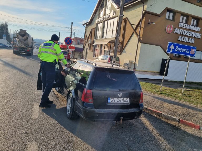 Peste 80 de polițiști rutieri suceveni se află pe drumurile din județ pentru a fluidiza traficul și pentru a depista șoferii care s-au urcat la volan băuți sau drogați